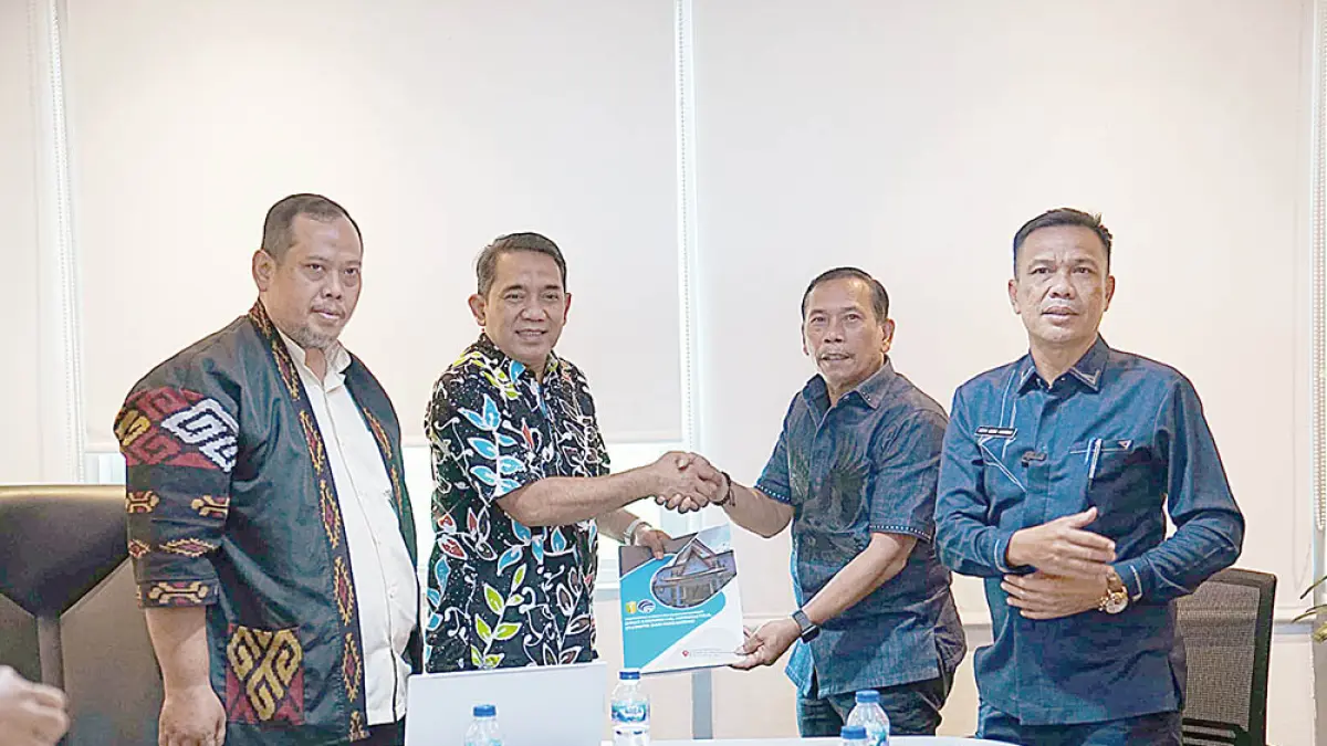 Anggota Komisi III DPRD Kuansing Oberlin Manurung didampingi Plt Kadis Kominfoss Hevi H Antoni menyerahkan usulan kepada Plh Direktur Akselerasi Infrastruktur Digital Komdigi Agung Setio Utomo di  Jakarta, Selasa (21/7/2026). (Diskominfoss Kuansing untuk riau pos)