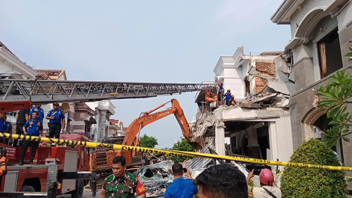 Personel tim gabungan mengevakuasi korban meninggal diduga akibat ledakan gas di Kompleks Grand Polonia, Jalan Perhubungan Udara/Mustang, Kecamatan Medan Polonia, Sumatera Utara, Selasa (21/7/2026). Tampak garis polisi dipasang di kawasan permukiman mewah ini. (RPG)