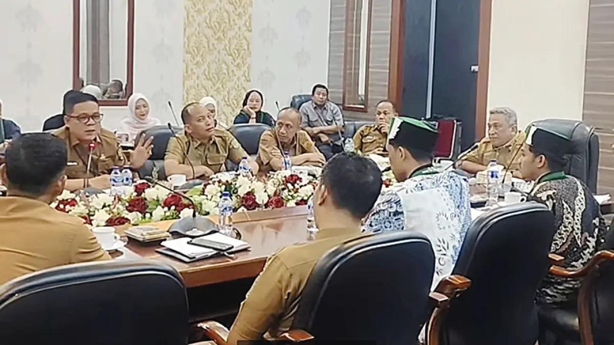 AUDIENSI: Bupati Rohul Anton ST MM bersama kepala OPD terkait memimpin langsung audiensi bersama Pengurus HMI Cabang Rohul di ruang rapat Rumdis Bupati, Selasa (21/7/2026) petang. (Dinas Kominfo Rohul untuk Riau Pos)