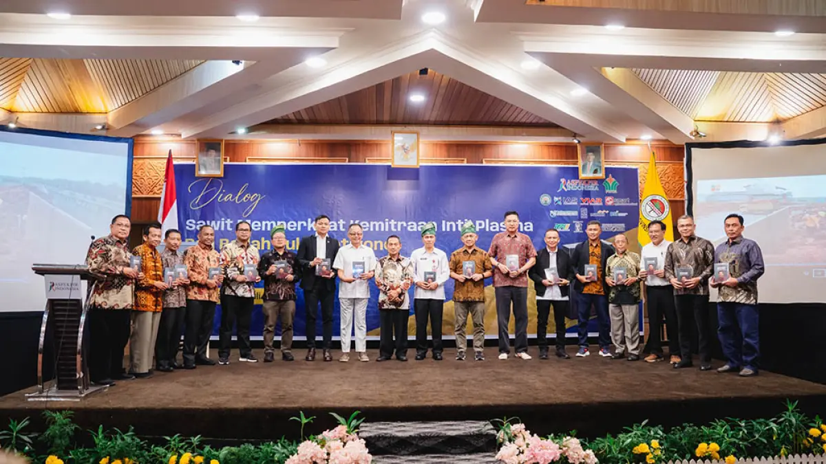 Direktur Hubungan Kelembagaan PTPN IV PalmCo Arya Sandhiyuda Foto Bersama Dengan Peserta Diskusi Panel, Beberapa Waktu Lalu. (PTPN IV PALMCO UNTUK RIAU POS) 