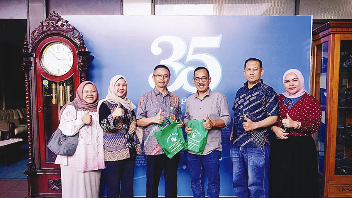 Direktur RS Hermina Pekanbaru dr Akhmad Khotib MARS (tiga kiri), Manajer Mutu Pelayanan Rumah Sakit Hermina Pekanbaru dr Dilla Ayuni (dua kiri), Marketing RS Hermina Pekanbaru Wiwid (kiri) foto bersama dengan Direktur Riau Pos Asmawi Ibrahim (tiga kanan), Penanggung Jawab Iklan Tengku Rasmin (dua kanan), Tim Iklan Dewi Susanti (kanan) saat kunjungan ke Kantor Riau Pos di Jalan HR Soebrantas Pekanbaru, Selasa (21/7/2026). (EVAN GUNANZAR/RIAU POS )