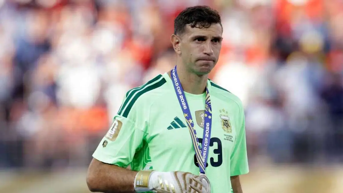 Emi Martínez memenangkan Piala Dunia dan Sarung Tangan Emas bersama Argentina pada tahun 2022, namun di 2026 tidak berhasil mempertahankan gelar setelah kalah 0-1 dari Spanyol di final. (Eric Verhoeven/Soccrates/Getty Images)