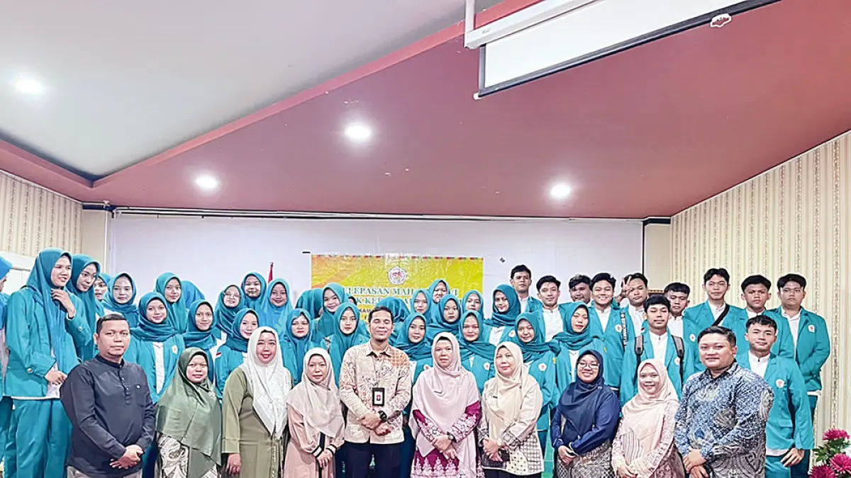 FOTO BERSAMA: Rektor Universitas Hang Tuah Pekanbaru Assoc Prof Ns Lita MKep PhD bersama pimpinan lainnya foto bersama usai melepas secara simbolis 193 mahasiswa PKL Prodi D3 RMIK, Kamis (16/7/2026). (RMIK UHTP UNTUK RIAU POS)