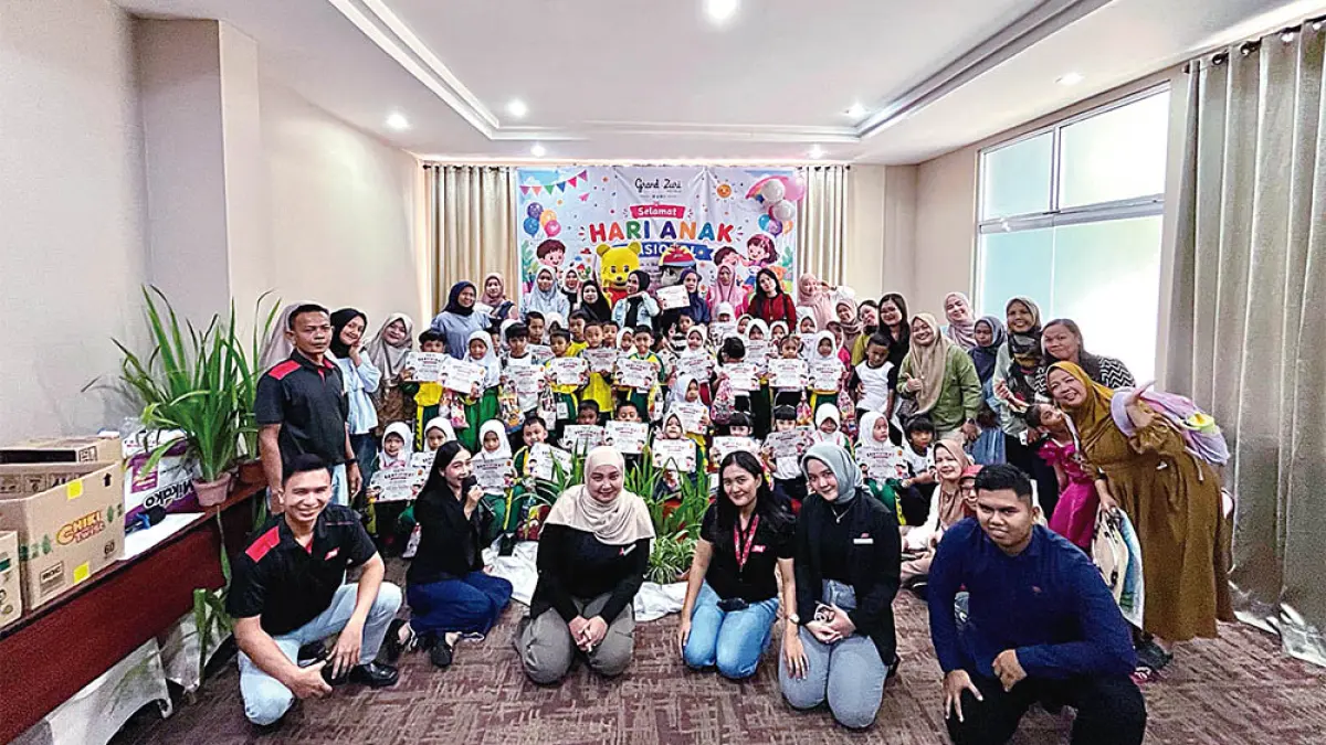 Jajaran manajemen Grand Zuri Duri berfoto bersama peserta lomba mewarnai sempena perayaan Hari Anak Nasional, Selasa (21/7/2026).&nbsp;(GRAND ZURI DURI UNTUK RIAU POS)