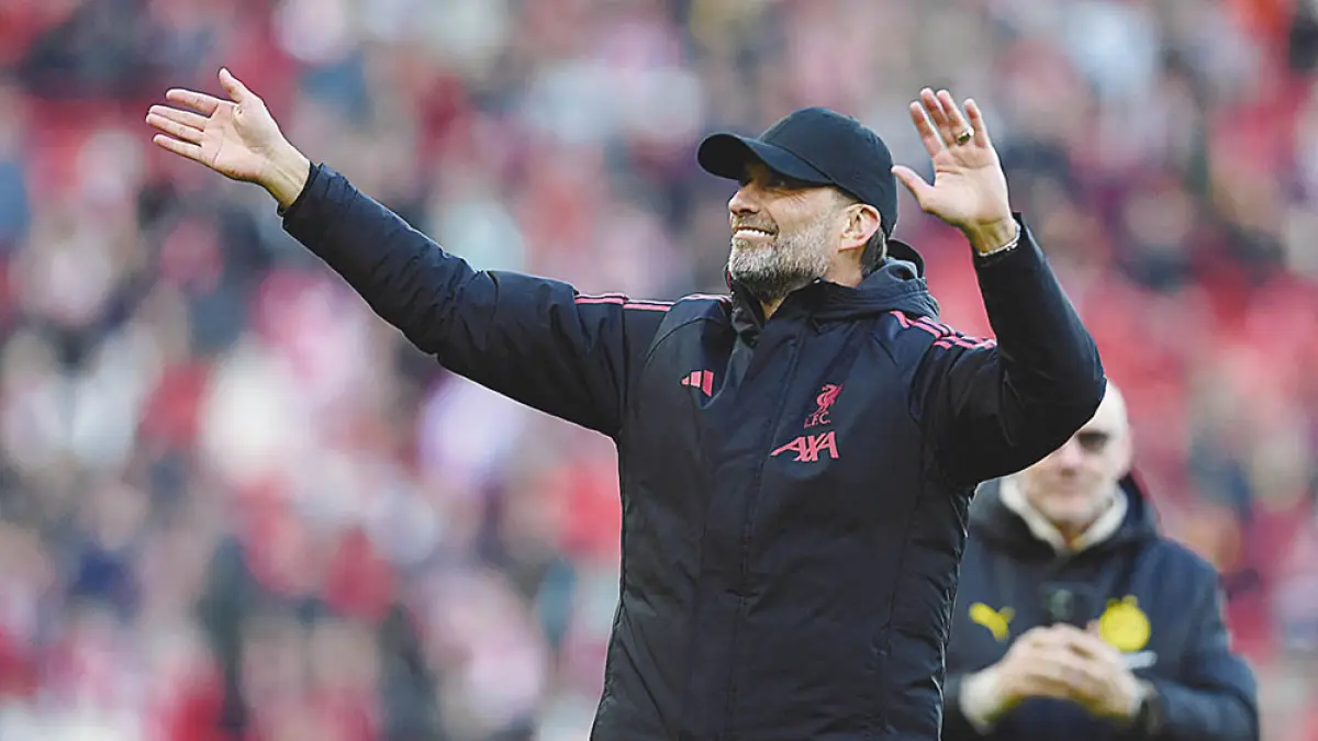 Jurgen Klopp menyapa para penggemar di lapangan setelah pertandingan antara Liverpool Legends dan Dortmund Legends di Anfield, Liverpool, Inggris beberapa waktu lalu. (PETER POWELL/AFP)
