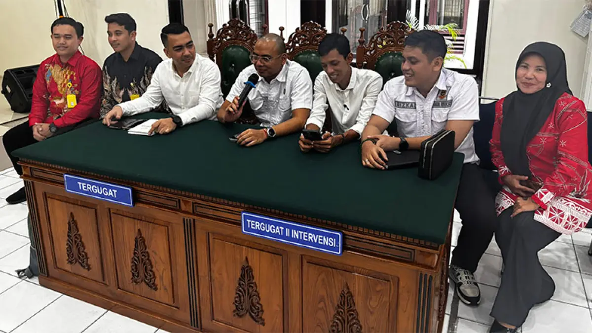 Kasi Perdata dan Tata Usaha Negara Kejari Kuansing Raden Muhammad Shandy M SH MH bersama tim mendengarkan putusan Pengadilan Tata Usaha Negara Pekanbaru, Rabu (22/7/2026). Foto Kejari Kuansing
