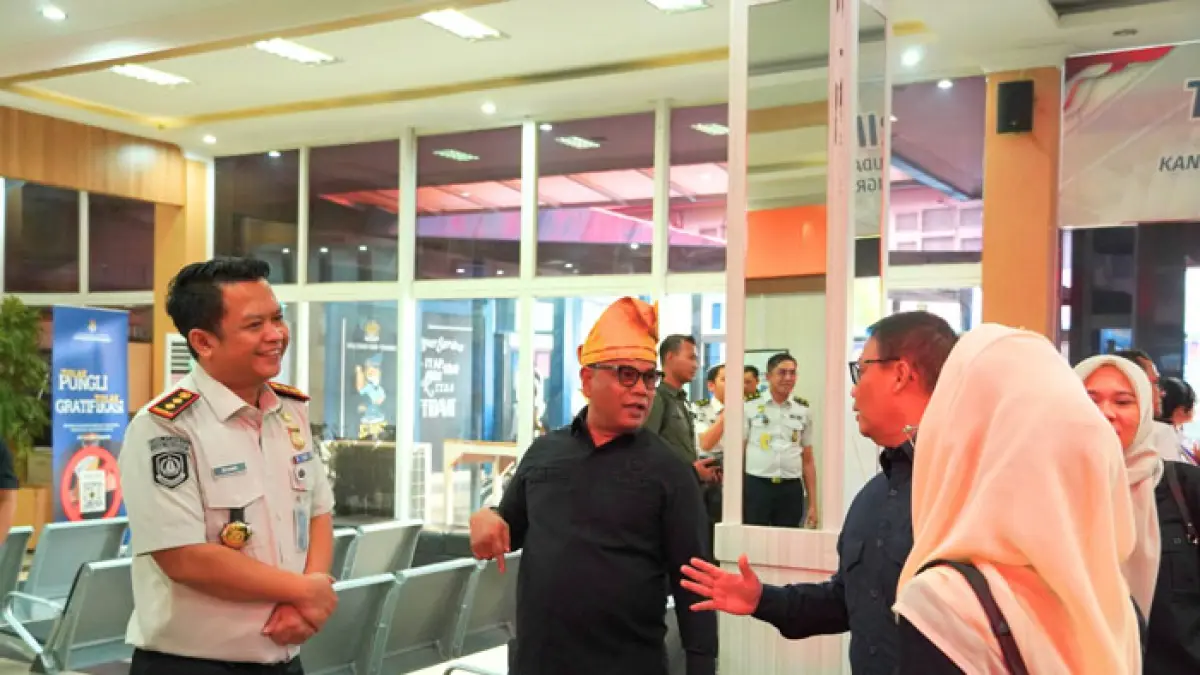 Kepala Kantor Imigrasi Pekanbaru, Ryang Yang Satiawan berbincang dengan rombongan Komisi XIII DPR RI saat berkunjung ke Kantor Imigrasi Kelas I TPI Pekanbaru, Rabu (22/7/2026). (Kantor Imigrasi Kelas I TPI Pekanbaru untuk Riaupos.co)