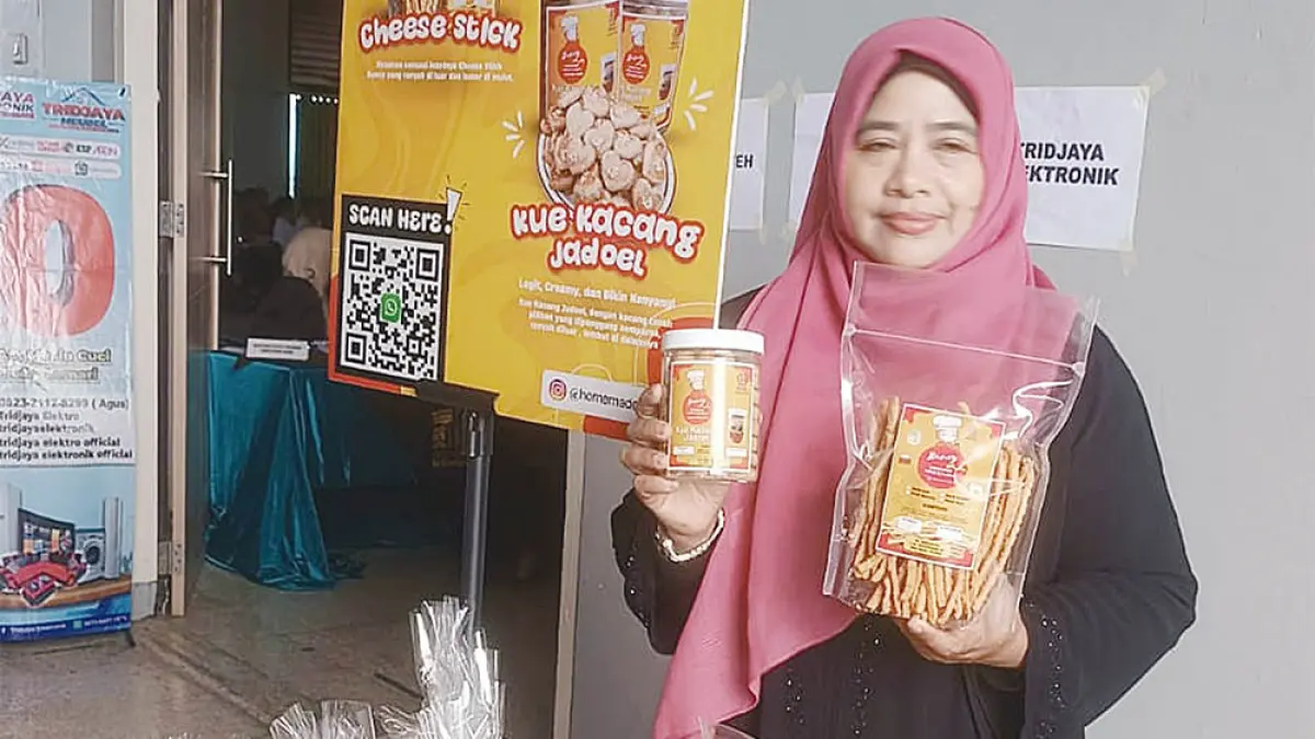 Lucy Emilda mem­per­lihatkan produk UMKM miliknya yang diberi nama Buncy, baru-baru ini. (BRI UNTUK RIAU POS)