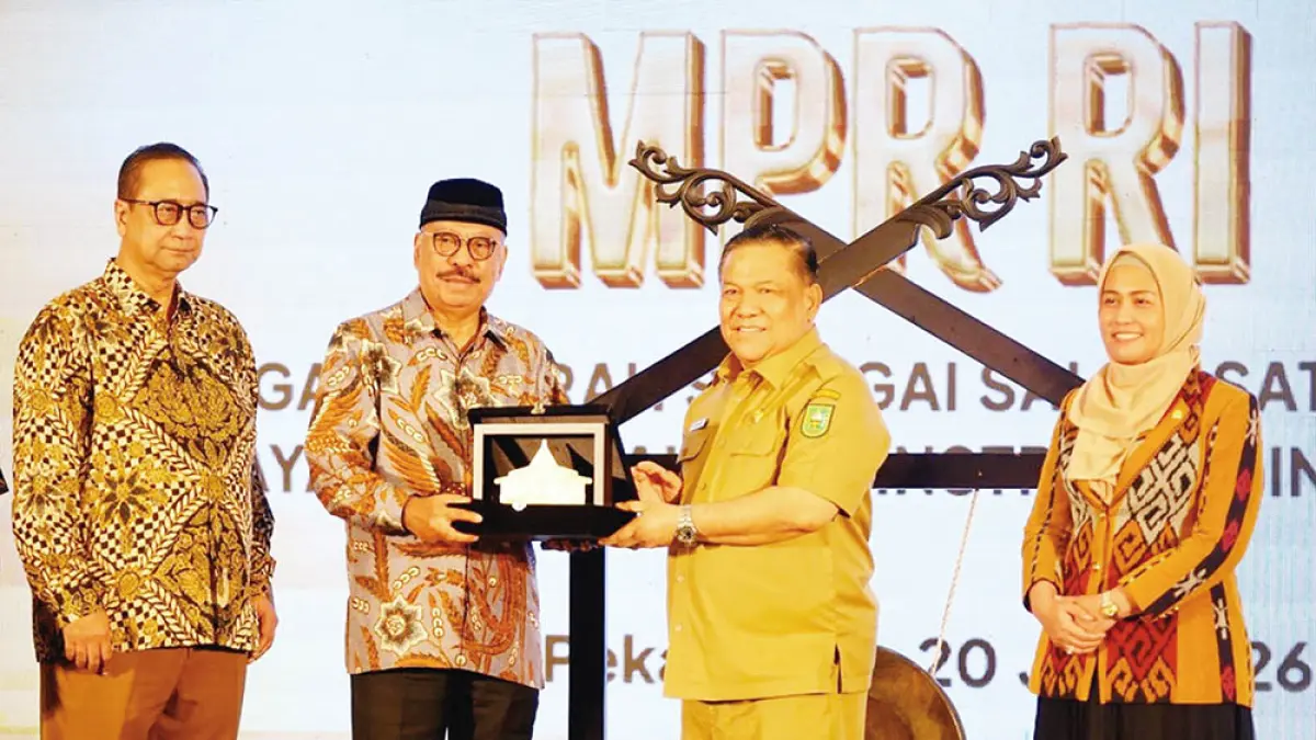 Pelaksana Tugas Gubernur Riau SF Hariyanto menyerahkan cendera mata kepada&nbsp;anggota Fraksi Partai Golkar MPR RI Melchias Markus Mekeng saat acara sarasehan di Pekanbaru, Senin (20/7/2026). (Diskominfotik Riau&nbsp;untuk Riau Pos)