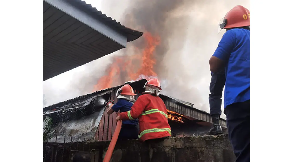 Personel Damkar memadamkan api yang membakar dua unit rumah permanen di Bangkinang, Rabu (22/7/2026) pagi. Damkar untuk Riaupos.co