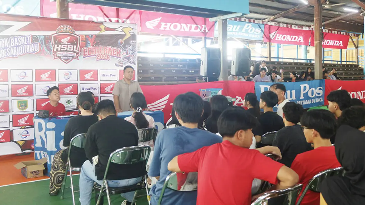 Perwakilan peserta Riau Pos-HSBL 2026 Seri Bagansiapiapi serius mendengarkan penjelasan panitia saat technical meeting di Lapangan Basket Yayasan Perguruan Wahidin, Jalan Pahlawan, Bagansiapiapi, Rokan Hilir, Selasa (21/7/2026). (Zulfadhli/Riau Pos)