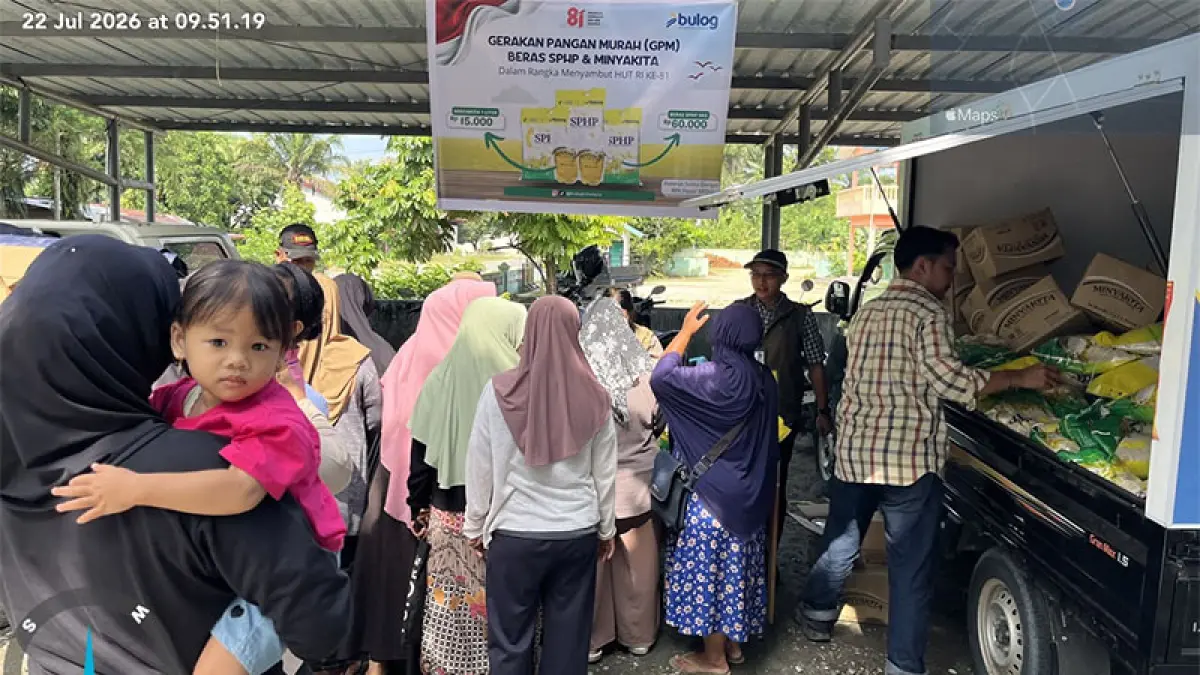 Pimpinan Perum Bulog Cabang Kampar Dani Permana turun memantau Gerakan Pasar Murah di Kantor Desa Petapahan Jaya, Kecamatan Tapung, Kabupaten Kampar, Rabu (22/7/2026). Kamaruddin/Riaupos.co
