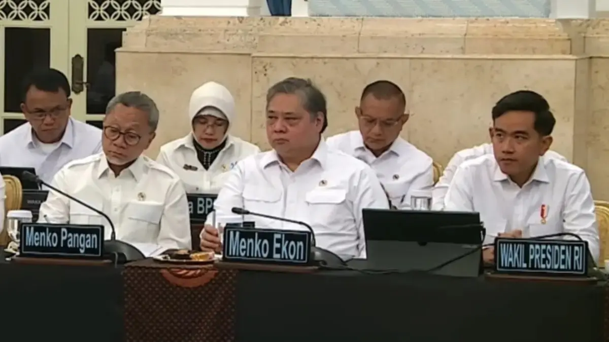 Posisi duduk Wapres Gibran Rakabuming Raka saat Rapat Kabinet Paripurna di Istana Negara, Jakarta, Senin (20/7/2026) menuai sorotan karena berada di jajaran menko, bukan di samping Presiden. (Ist/Jawapos.com)&nbsp;