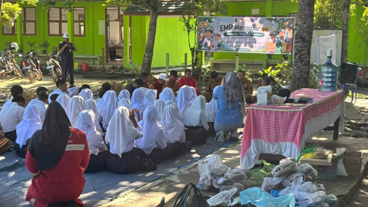 PT EMP Energi Gandewa menggelar program EMP Mengajar di SMPN 2 Tanah Putih, Rokan Hilir (21/7/2026) tentang pemilahan dan daur ulang sampah anorganik menjadi ecobrick.