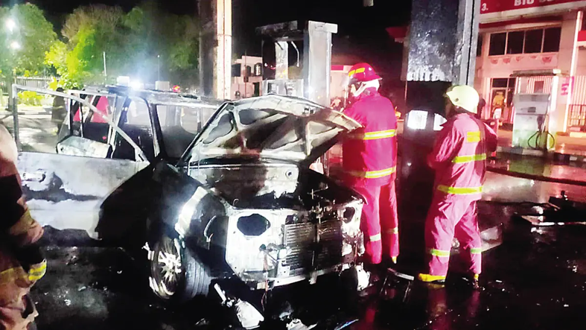 TERBAKAR: Satu unit mobil hangus terbakar saat mengisi BBM di SPBU Jalan Hang Tuah Ujung, Senin (20/7/2026) malam. (Damar Pekanbaru untuk riau pos)