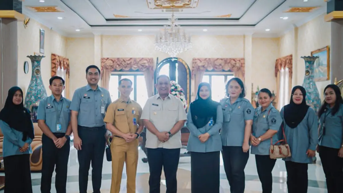 Tim Kanwil Kemenkum Riau diterima Bupati Rohul Anton (baju putih) di rumah dinasnya pada Senin (20/7/2026). (Humas Kanwil Kemenkum Riau untuk Riaupos.co)