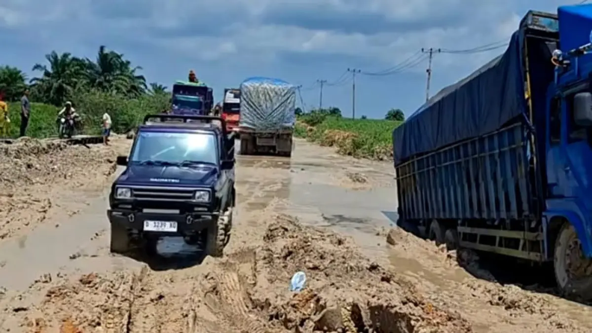 Truk dan mobil pribadi terpuruk saat melewati ruas jalan provinsi di Desa Sontang menuju Kasang Padang Kecamatan Bonai Darussalam, Rohul hingga batas Duri, Kabupaten Bengkalis mengalami rusak parah, Rabu (21/7/2026). (Warga Sontang untuk Riaupos.co)