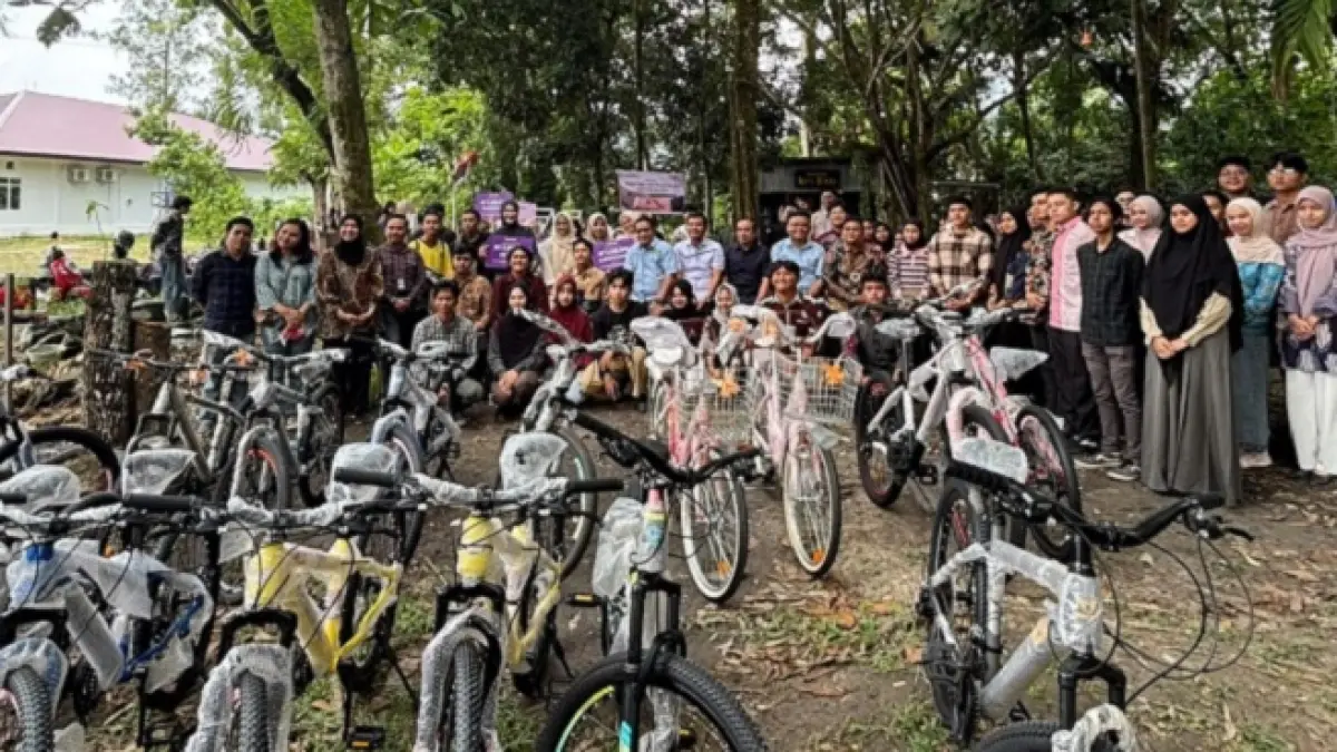 50 orang mahasiswa menerima berbagai bantuan yang disalurkan BEM Unri, Rabu (22/7/2026).(ISTIMEWA)