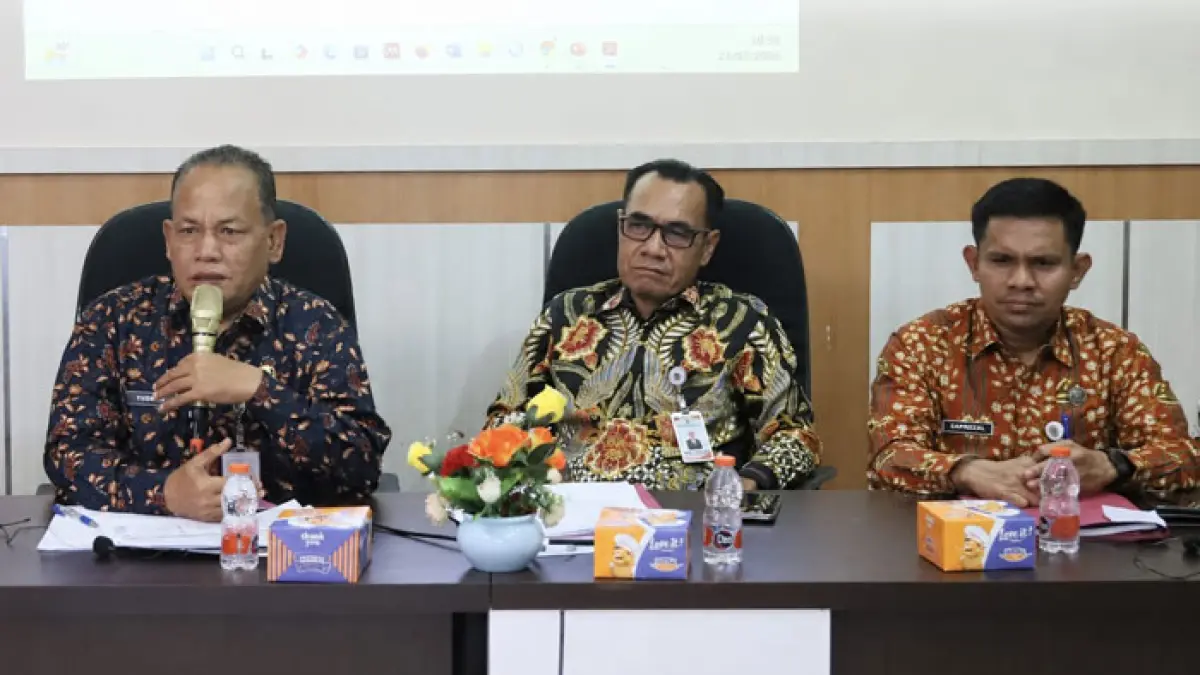 Pj Sekda Rohul H Yusmar (kiri) didampingi Kadis Kominfo Suharman Nasution dan Kabag Kesra Saprizal AH paparkan arah kebijakan dan program prioritas Bupati dan Wabup dalam kegiatan talk show Surambi Nogori Bupati Menyapa di ruang Vidcon Diskominfo Rohul, Kamis (23/7/2026). (Dinas Kominfo Rohul untuk Riaupos.co)