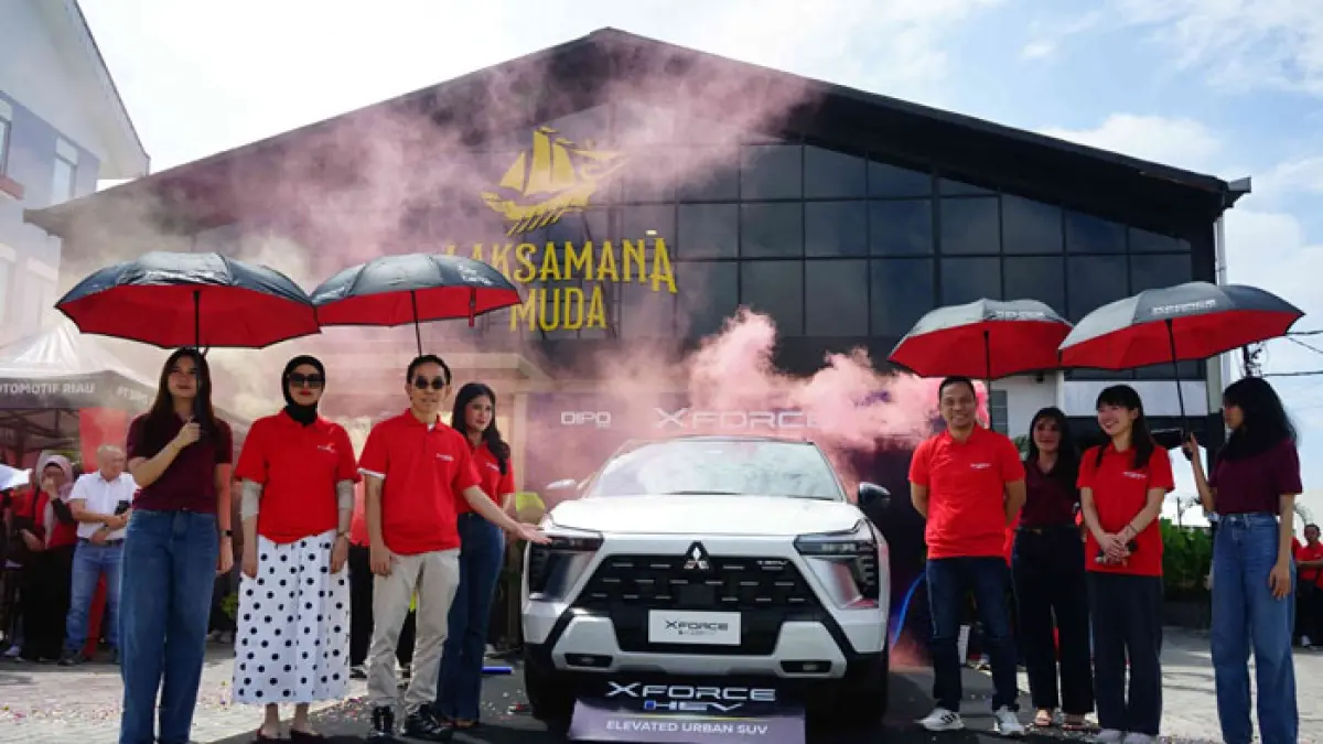 Koordinator Branch Manager PT Dipo Internasional Pahala Otomotif Riau Siman (tiga kiri),  Head Of Sales Region 3 Dept PT MMKSI Rian Herpiandi (empat kanan), Mitsubishi Corp Ayano Kato San (dua kanan), Kepala Cabang DIPO Arengka Erma Yuni (empat kanan) memperlihatkan unit New Mitsubishi X Force HEV Hybrid saat launching di Cafe Laksamana Muda Jalan Soekarno Hatta Pekanbaru, Kamis (23/7/2026). (Evan Gunanzar/Riau Pos)