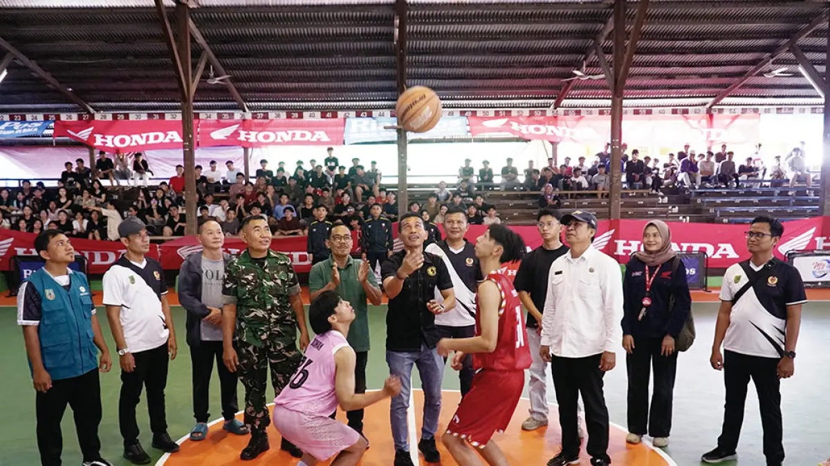 Kanit Intel Polsek Bangko Ipda Dean Napisa Nasution didampingi Pimpinan Perguruan Wahidin Hasanto, Perwakilan Capella Honda Richi, Perwakilan House Motor Suslia Andriani, dan Direktur Riau Pos Asmawi Ibrahim melakukan jump ball saat pembukaan Riau Pos-HSBL 2026 Seri Bagansiapiapi di&nbsp;Lapangan Basket Perguruan Wahidin, Rokan Hilir,  Rabu (22/7/2026). (MHD AKHWAN/RIAU POS)
