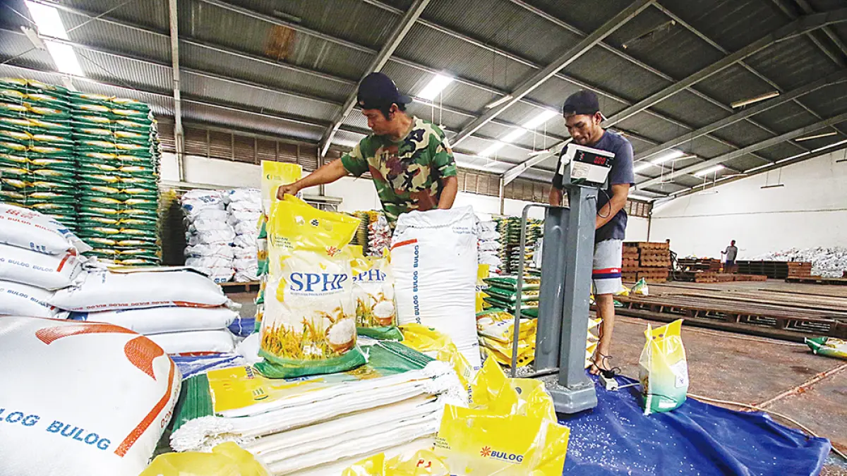 Pekerja melakukan pengemasan beras Bulog atau beras SPHP (Stabilisasi Pasokan dan Harga Pangan) di Gudang Bulog Wilayah Riau Kepri , Pekanbaru, beberapa waktu lalu. Kementerian Pertanian optimistis  musim kemarau 2026 tidak akan mengganggu ketahanan pangan nasional. (dokumen riau pos)