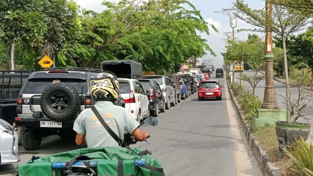Antrean kendaraan masih mengular di SPBU Sungai Jering Kecamatan Kuantan Tengah, Kamis (23/7/2026). (Desriandi Candra/Riaupos.co)