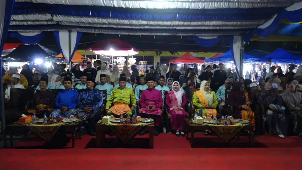 Bupati Inhil Herman bersama Istri dan pejabat lainnya juga hadir dalam malam pemutupan MTQ ke-16 Kecamatan Pulau Burung, Rabu (22/7/2026). (Diskominfo Inhil)