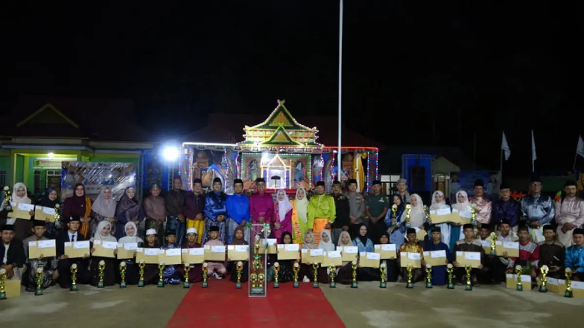 Bupati Inhil Herman bersama pejabat lainnya berfoto dengan pemenang lomba MTQ Kecamatan Pulau Burung, Rabu (22/7/2026). (Diskominfo Inhil)