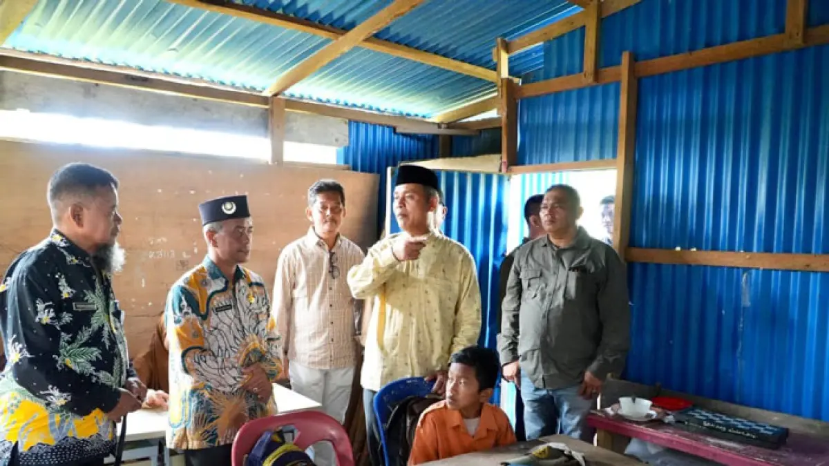 Bupati Inhil Herman meninjau kondisi SD Negeri 005 Pulau Burung yang tengah direvitalisasi melalui Program Revitalisasi Satuan Pendidikan Tahun Anggaran 2026 di Kecamatan Pulau Burung, Kamis (23/7/2026). (Istimewa)