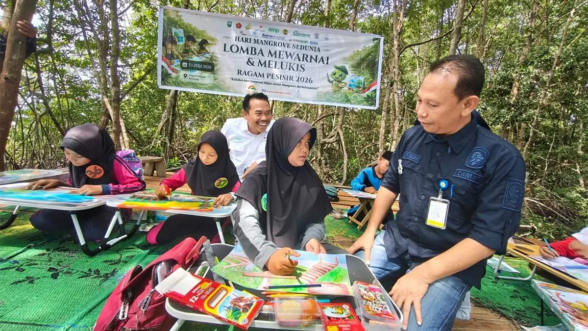 Camat Sei Apit T Mukhtasar disamping Act CSR Coordinator EMP, Arip Hidayatulloh, bersama peserta lomba melukis dalam rangka Hari Mangrove Sedunia, Kamis (23/7/2026) di Kawasan Konservasi Mangrove Sei Bersejarah, Sungai Apit, Kabupaten Siak