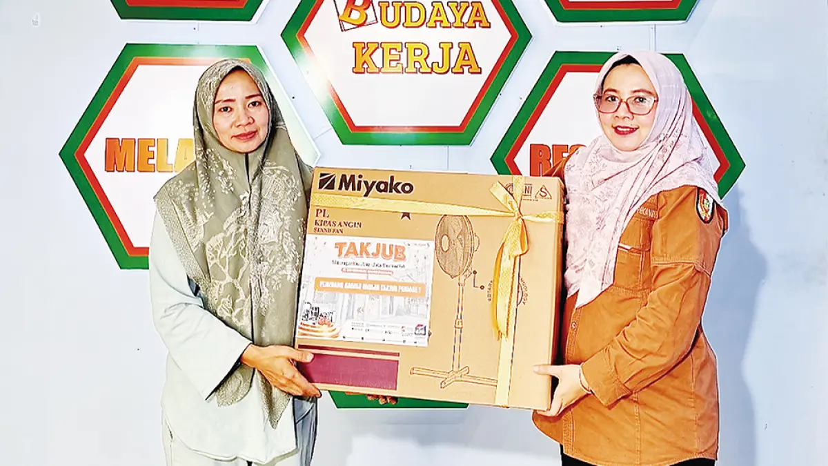 Direktur PT BPR Pekanbaru Madani Dian Anggraini saat menyerahkan hadiah Takjub, Jumat (10/7/2026). (PT BPR Pekanbaru untuk Riau Pos)