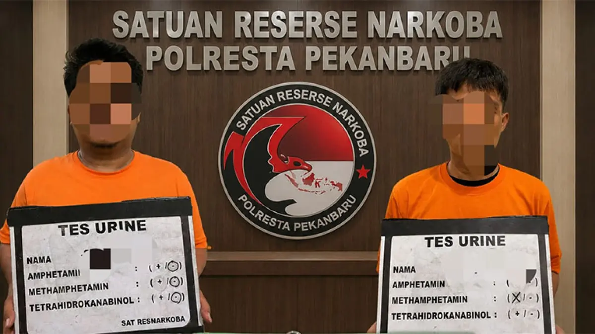 Dua pelaku sabu saat diamankan Satresnarkoba Polresta Pekanbaru. (Polresta Pekanbaru)