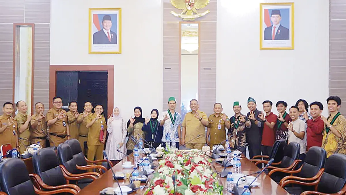 FOTO BERSAMA: Bupati Rohul Anton ST MM bersama kepala OPD foto bersama usai audiensi dengan Pengurus Himpunan Mahasiswa Islam (HMI) di ruang rapat Rumdis Bupati, Selasa (21/7/2026). (Dinas Kominfo Rohul untuk Riau Pos)