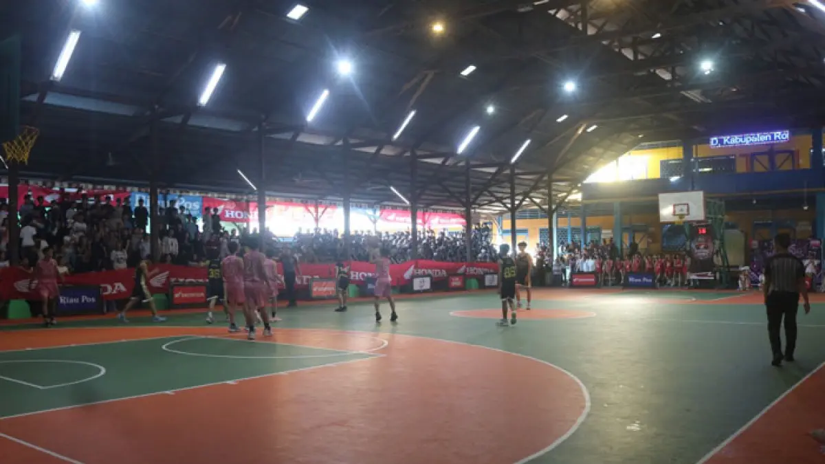 Game sengit tersaji saat pertandingan tim basket putra Bintang Laut (pink) versus Wahidin, di lapangan basket perguruan Wahidin, Bagansiapiapi, Kamis (23/7/2026). (Zulfadhli/Riaupos.co)