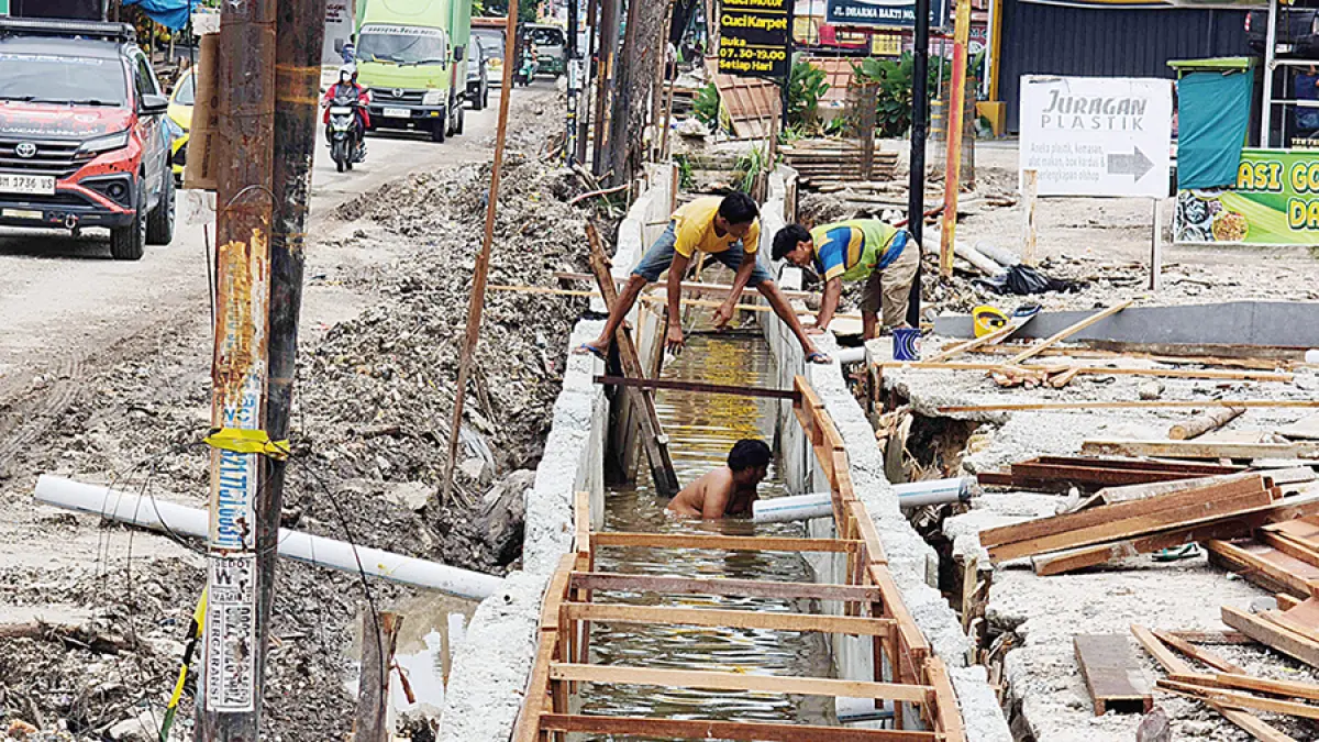BANGUN DRAINASE: Para pekerja melakukan pengerjaan pembangunan drainase di Jalan Dharma Bakti, Kecamatan Payung Sekaki, Pekanbaru, Rabu (22/7/2026). Pembangunan drainase dilakukan sepanjang 1,2 kilometer dan ditargetkan selesai tahun ini. (EVAN GUNANZAR/RIAU POS)