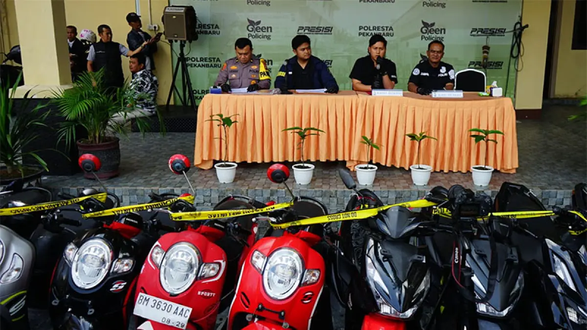 Kasatreskrim Polresta Pekanbaru AKP Anggi Rian Diansyah (dua kanan) beserta jajaran memperlihatkan barang bukti ranmor hasil curian di Mapolresta Pekanbaru, Kamis (23/7/2026). Ft : EVAN GUNANZAR/RIAUPOS.CO