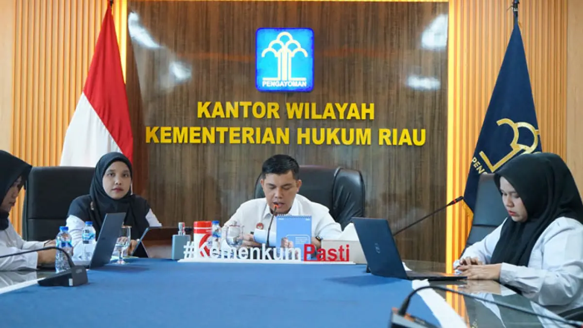 Kepala Kanwil Kemenkum Riau Rudy Hendra Pakpahan (tengah), didampingi jajaran, membuka kegiatan desiminasi Penjaringan Calon PBH Terakreditasi secara virtual pada Rabu (22/7/2026). (Humas Kanwil Kemenkum Riau untuk Riaupos.co)