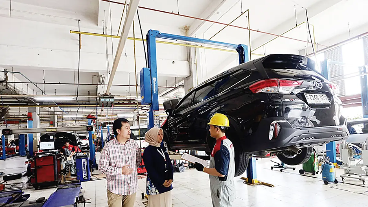 Mekanik memberikan penjelasan saat akan melakukan servis kendaraan Daihatsu Terios, beberapa waktu lalu. (DAIHATSU UNTUK RIAU POS)