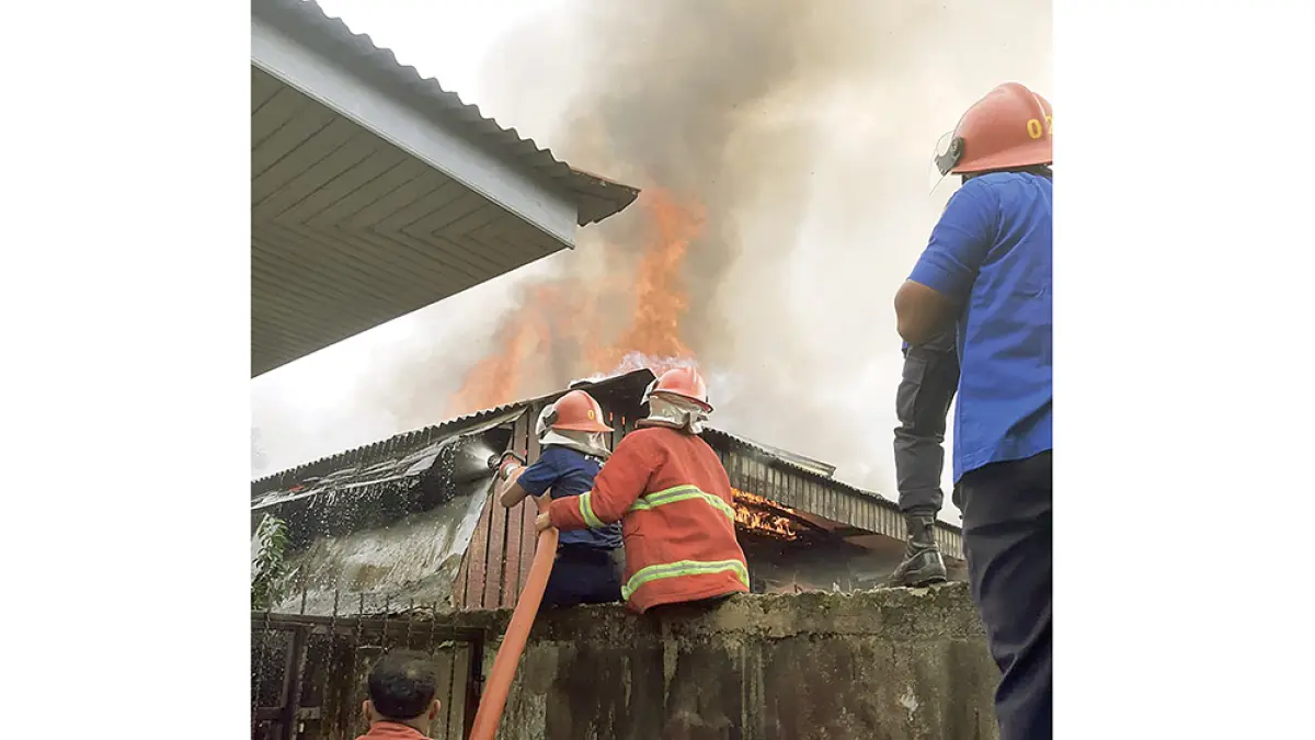 PADAMKAN API: Personel Damkar memadamkan api yang membakar dua unit rumah permanen di Jalan Sungai Kampar, RT 001/RW 002, Kelurahan Langgini, Kecamatan Bangkinang Kota, Kabupaten Kampar, Rabu (22/7/2026) pagi. (Damkar Kampar untuk Riau Pos)