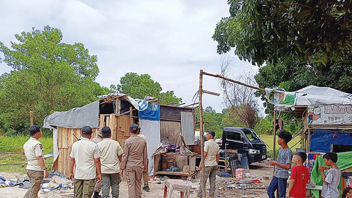 PENERTIBAN: Petugas Satpol PP Pekanbaru melaksanakan penertiban rumah liar di kawasan Stadion Utama Riau, Jalan Naga Sakti, Rabu (22/7/2026). (Satpol PP Pekanbaru untuk riau pos)