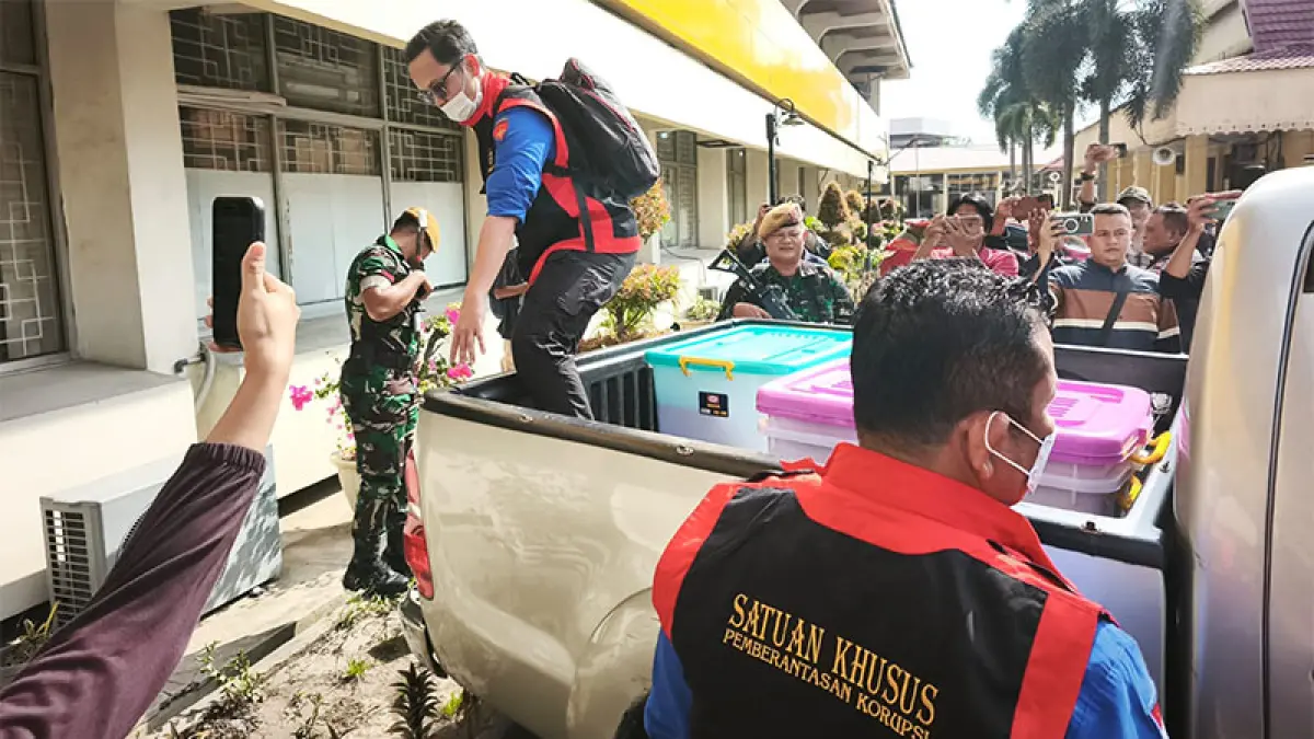Penyidik Pidsus Kejati Riau mengamankan barang bukti usai menggeledah Disdik Riau, Kamis (23/7/2026). (M ALI NURMAN)