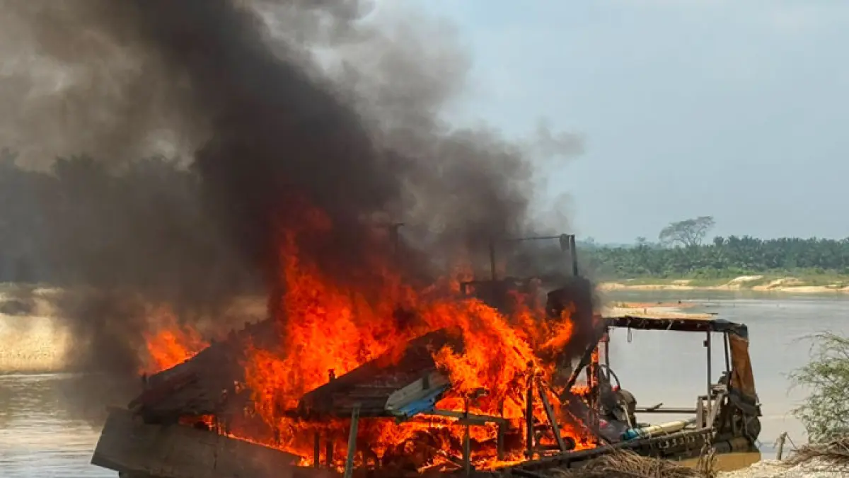 Personel Polsek Singingi Hilir memusahkan empat rakit PETI di Desa Tanjung Pauh yang ditinggal kabur para pelaku dalam penertiban, Kamis (23/7/2027) siang. (Polsek Singingi Hilir untuk Riaupos.co)