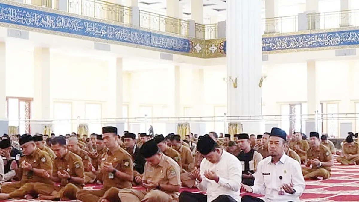 BERDOA: Wabup Rohul H Syafaruddin Poti (dua kanan) didampingi Kakan Kemenag&nbsp;Rohul H Zulkifli sedang berdoa saat mengikuti kegiatan wirid rutin ASN di lingkungan Pemkab Rohul setiap Selasa pagi di MAIC Rohul, baru baru ini. (Dinas Kominfo Rohul untuk Riau Pos)