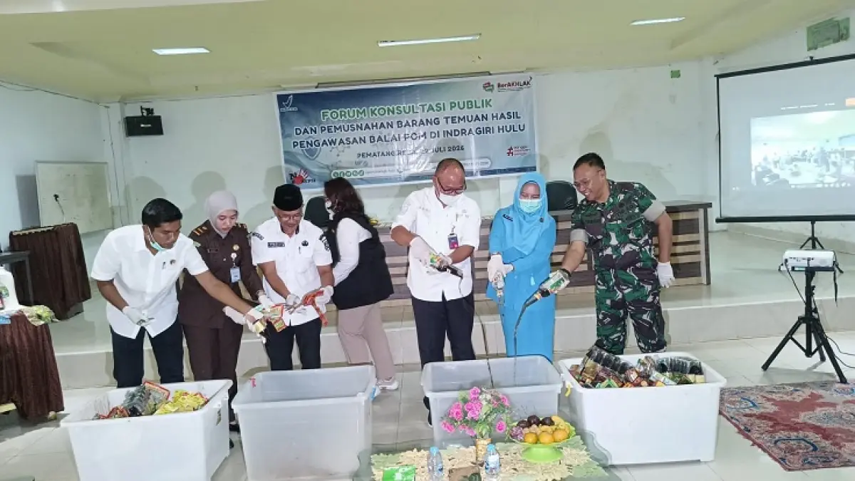 Staf ahli Bupati Inhu bidang pemerintahan dan Kesra, Bakri bersama Kepala BPOM di Inhu, Veramika Ginting dan pejabat lainnya saat memusnahkan obat dan makanan tidak sesuai ketentuan, Rabu (23/2026). (Raja Kasmedi/Riaupos.co)