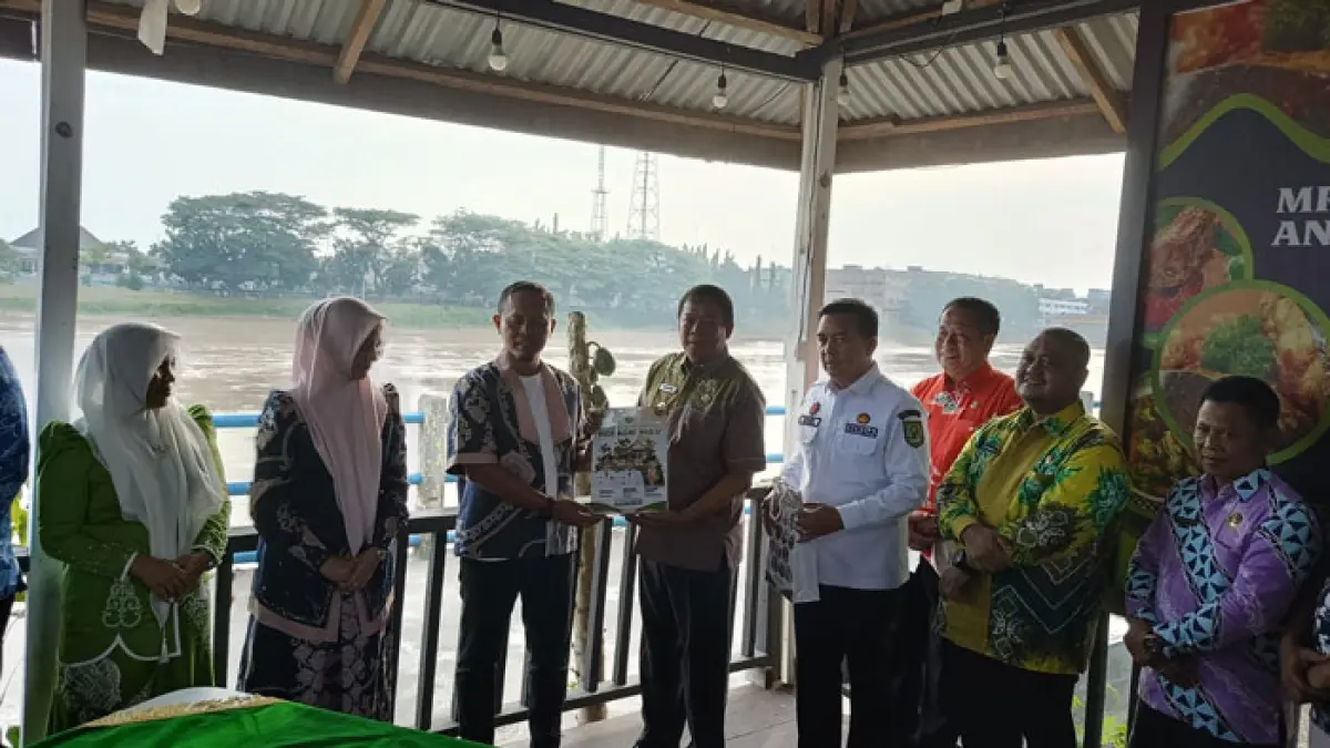Wabup Inhu H Hendrizal memberikan cenderamata kepada Wako Pekanbaru Agung Nugroho usai penandatanganan KSB di Rengat, Kamis (23/7/2026). (Kasmedi/Riaupos.co)