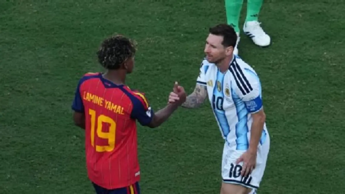 Winger Spanyol Lamine Yamal dan Lionel Messi berpelukan setelah final Piala Dunia 2026 yang dimenangkan Spanyol 1-0. (Ulrik Pedersen/NurPhoto via Getty Images)