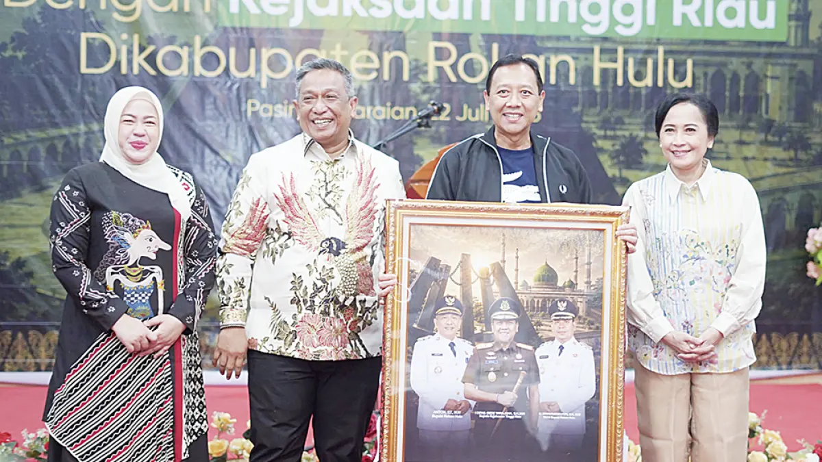 SERAHKAN CENDERA MATA: Bupati Rohul Anton didampingi Ketua TP PKK Rohul dr Yeni Dwi Putri menyerahkan cendera mata kepada Kajati Riau I Dewa Gede Wirajana SH MH didampingi istri saat acara silaturahmi dan ramah tamah dengan Pemkab Rohul di Pendopo Rumdis Bupati, Rabu (22/7/2026) malam. (Prokopim Setda Rohul untuk Riau Pos)
