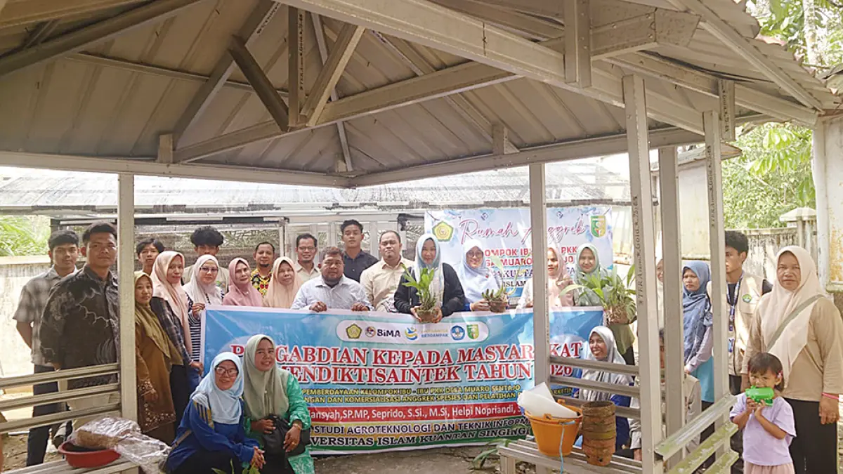 FOTO BERSAMA: Tim dosen Universitas Islam Kuantan Singingi (Uniks) bersama anggota PKK Desa Muaro Sentajo, Kecamatan Sentajo Raya foto bersama saat kegiatan Pengabdian kepada Masyarakat (PKM), Senin (20/7/2026). (Universitas Islam Kuantan Singingi untuk riau pos)