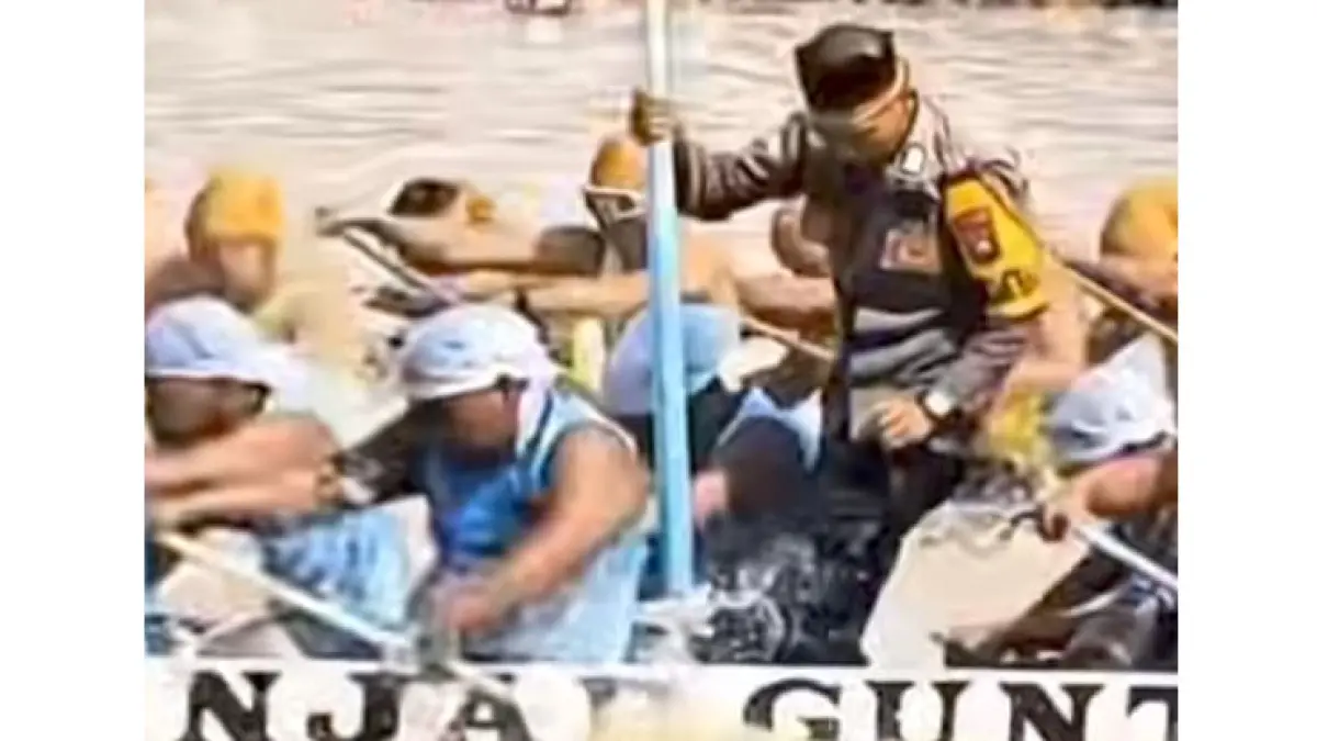Aksi Timbo Ruang Bripka Asri di arena Pacu Jalur Rayon II Tepian Narosa Teluk Kuantan 27-30 Juni 2026 lalu viral di media sosial. Foto Polres Kuansing